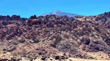 Parlak mavi gökyüzünün altındaki kayalık araziyi keşfedin, güzelliği ve ilhamı keşfedin.