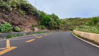 Bereketli yeşillikler, kayalık araziler ve manzaralı manzaralarla çevrili güzel ve pitoresk bir yol.