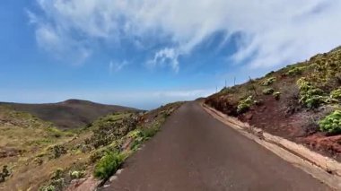 Dolambaçlı bir yolda, çarpıcı manzaralı bir maceraya atılmak, doğa aşıkları için ideal.