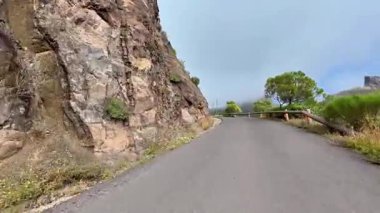 Yeşillik ve kayalık uçurumlarda gezinen pitoresk bir yol keşfet, macera arayanlar için mükemmel..