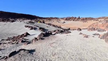Eşsiz kayalık oluşumlarından oluşan nefes kesici ve çarpıcı bir çöl manzarası pürüzsüz kumlu bölgelerle tamamlanmış.