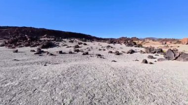 Sersemletici bir çöl manzarasında, berrak mavi gökyüzünün altında büyüleyici kaya oluşumlarıyla bir maceraya atılmak.