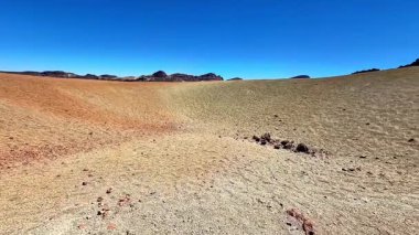 Canlı renkler ve el değmemiş mavi gökyüzü ile süslenmiş uçsuz bucaksız çorak bir arazinin nefes kesici, çarpıcı manzarası.