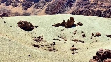 Bu çarpıcı kayalık araziyi eşsiz jeolojik oluşumlar ve canlı renklerle keşfedin, doğa aşıkları için mükemmel.