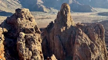 Eşsiz kaya oluşumlarının nefes kesici görüntüsü çarpıcı ve geniş bir volkanik zemin üzerine kuruludur.