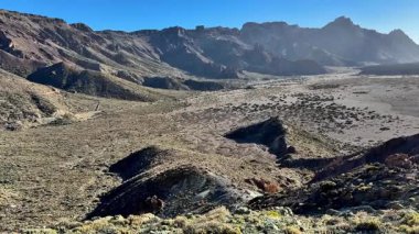 Volkanik bir manzaranın nefes kesici görüntüsü engebeli dağları ve eşsiz jeolojik oluşumları gözler önüne seriyor.