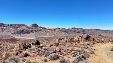 Çarpıcı çöl manzaraları kayalık arazi, canlı mavi gökyüzü ve her yerde nefes kesici manzaralar sergiliyor.