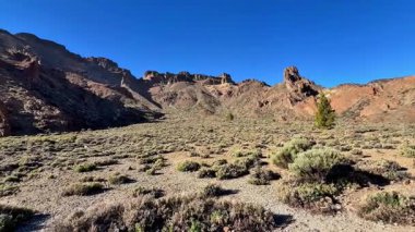 Engebeli dağların ve doğanın güzelliklerini gösteren kurak arazinin nefes kesici ve pitoresk manzarası.