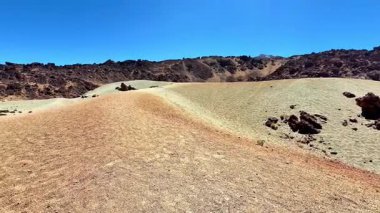 Eşsiz renkler ve kaya oluşumlarıyla farklı jeolojik bölgeleri keşfetmek için heyecanlı bir yolculuğa çıkın.