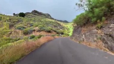 Bereketli yeşillikler ve kayalık arazilerle çevrili çarpıcı, dolambaçlı bir yolda bir yolculuğa çıkın.