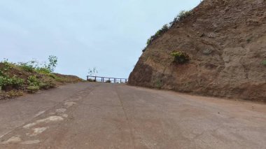 Nefes kesici ve çarpıcı bir manzarayı tecrübe edin engebeli bir dağ yolunun manzaralı manzarası.