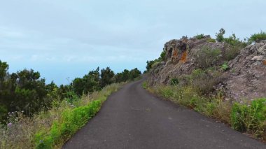 Sersemletici doğada, görkemli kayalıklarda ve maceranızda canlı bir bitki örtüsü üzerinde dolambaçlı bir yol keşfedin.