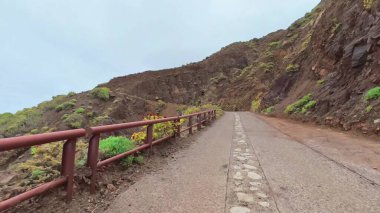 Göz kamaştırıcı volkanik manzaralar ve yemyeşil bitki örtüsünün ortasındaki bir dağ yolunda heyecanlı bir yolculuk yaşayın.