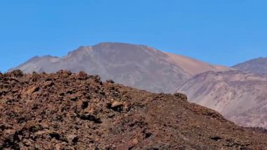 Engebeli arazi ve çarpıcı dağ manzaralı volkanik bir araziyi keşfetmek için heyecanlı bir yolculuğa çıkın.