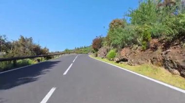 Canlı doğa ve yemyeşil ile çevrili, güzel, dolambaçlı bir yolda huzurlu bir yolculuğun tadını çıkar.