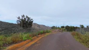 Bereketli yeşillikler ve dağların arasından geçen huzurlu bir yol, açık hava maceraları ve keşifler için mükemmel.