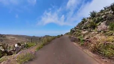 Nefes kesici ve çarpıcı bir manzara, yemyeşil ve muhteşem kıyı manzaraları arasında güzel, dolambaçlı bir yol gösteriyor.