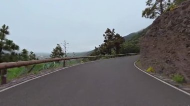 Kayalık uçurumlar ve canlı bitki örtüsü arasında güzel, dolambaçlı bir yol, doğa aşıkları için ideal.