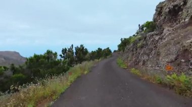 Sersemletici doğada, görkemli kayalıklarda ve maceranızda canlı bir bitki örtüsü üzerinde dolambaçlı bir yol keşfedin.
