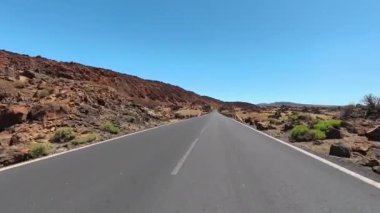 Gerçekten çarpıcı bir yol manzarası kayalık arazide sergileniyor. Seyahat için ideal ve doğa meraklıları macera peşinde.