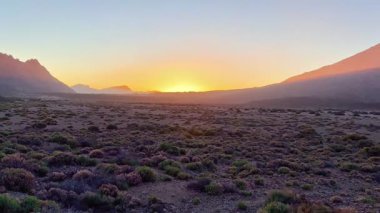 Dağların ve vadilerin ardında çarpıcı bir günbatımına tanık olun, doğa severler ve doğa meraklıları için bir cennet.