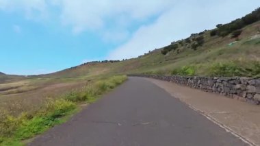 Bereketli yeşillik ve tepelerle çevrili güzel ve dolambaçlı bir yol. Açık hava maceraları için ideal.