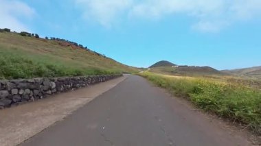 Berrak mavi gökyüzünün altında dolambaçlı, pitoresk bir yol, açık hava maceraları için mükemmel..