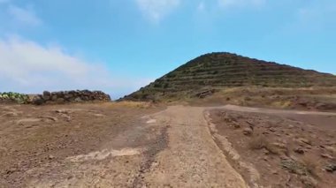 Göz kamaştırıcı ve pitoresk bir kırsal manzara güzel bir teraslı yamacı sergiliyor.