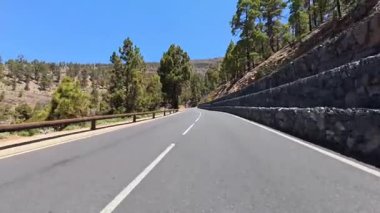 Çok güzel ve dolambaçlı bir yol canlı yeşillikler ve çarpıcı kayalıklar arasında yol alır.