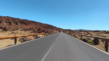 Gerçekten çarpıcı bir yol manzarası kayalık arazide sergileniyor. Seyahat için ideal ve doğa meraklıları macera peşinde.