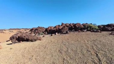 Büyüleyici mavi gökyüzünün altındaki inanılmaz güzel kayalık araziyi keşfetmek, heyecan verici açık hava maceraları için idealdir.