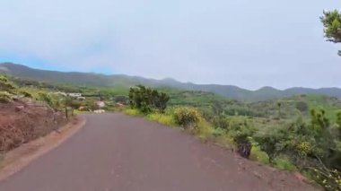 Güzel doğada dolambaçlı huzurlu bir yol, açık hava maceraları, keşifler ve sakin kaçışlar için ideal.