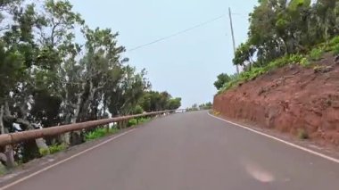 Dolambaçlı bir yol çarpıcı manzaraların içinden geçiyor, yemyeşil bitki örtüsü, tutkulu seyahat meraklıları için mükemmel.