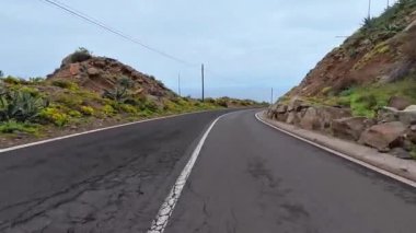 Güzel ve pitoresk bir kıyı yolu verimli bitki örtüsü, kayalık tepeler ve çarpıcı manzaralar arasında dönüyor.