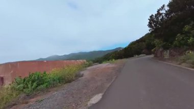 Bereketli yeşillik ve çarpıcı manzaralarla çevrili sakin bir dağ yolunda unutulmaz bir yolculuk yaşayın.