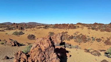 Nefes kesici manzaralar muhteşem kaya oluşumlarını ve Teide Ulusal Parkı 'nın kumlu arazisini gözler önüne seriyor.