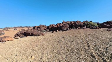Büyüleyici mavi gökyüzünün altındaki inanılmaz güzel kayalık araziyi keşfetmek, heyecan verici açık hava maceraları için idealdir.