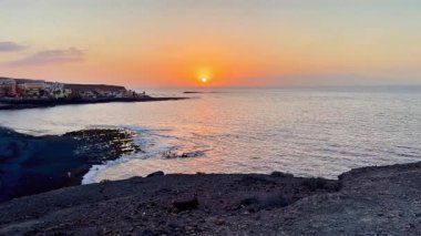 Sakin ve sakin bir gün batımı engin okyanusu aydınlatıyor, rahatlık ve sükunet için mükemmel bir ortam sunuyor.