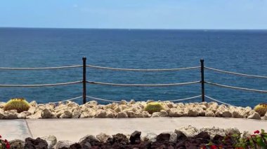 Okyanusun nefes kesici ve çarpıcı manzarası. Güzel korkuluklar ve kayalık bir kıyı şeridi.