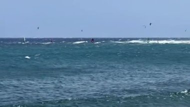 Uçurtmanın heyecan verici heyecanına daldır kendini çarpıcı mavi okyanus dalgalarının arka planına