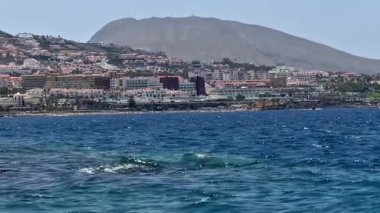 Olağanüstü güzel bir okyanus manzarası canlı bir kıyı şehrini ihtişamlı bir dağ zemininin yanında barındırıyor.