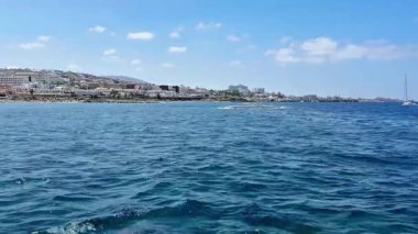 Çarpıcı ve pitoresk bir deniz manzarası çarpan dalgaları, güzel kıyı şeritlerini ve güzel havayı gösteriyor.