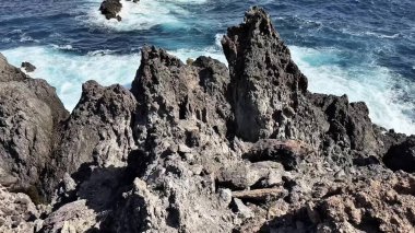 Çarpışan dalgalarla nefes kesici bir kayalık kıyı şeridi. Güzelce sergilenen doğa, vahşi güzellik ve güç.