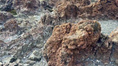 Göz kamaştırıcı, güzel bir kayalık kıyı şeridi, resim gibi kıyı şeridi boyunca karmaşık dokular ve canlı renkler sunar.