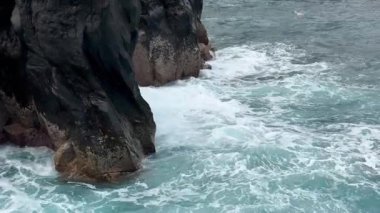 Güçlü okyanus dalgaları sert kayalara çarpar ve doğanın nefes kesici güzelliğini gözler önüne serer.