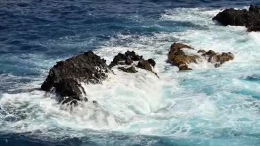 Çarpıcı ve güzel okyanus dalgaları doğanın ham gücünü gösteren kayalık kıyılara çarpar.