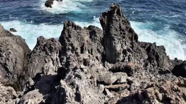 Çarpışan dalgalarla nefes kesici bir kayalık kıyı şeridi. Güzelce sergilenen doğa, vahşi güzellik ve güç.