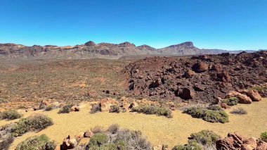 Nefes kesen volkanik arazi eşsiz kaya oluşumları ve geniş çöl manzaralarıyla övünür.