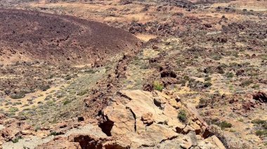 Kurak topraklara karşı volkanik kayaların çarpıcı görüntüsü engebeli güzelliği ve vahşiliği ön plana çıkarıyor.