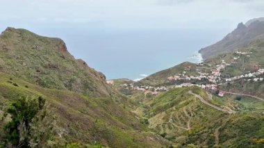 Büyüleyici, yemyeşil dağların okyanusa dökülüşünün ve büyüleyici bir sahil kasabasının keyfini çıkarın.